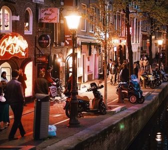 Red Light District Guided Walking Tour – Private Tour in French