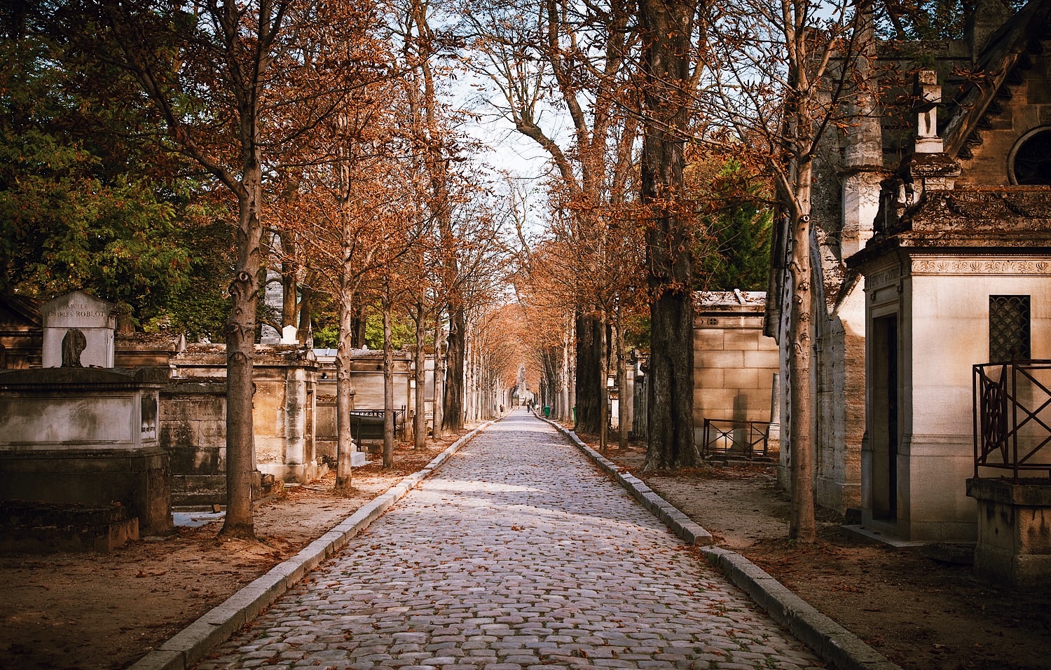 Paris-Tour-Père-Lachaise-Cemetery-Jim-Morrison